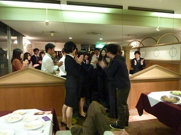 2011合同ゼミ懇親会最後の一本締め.jpg