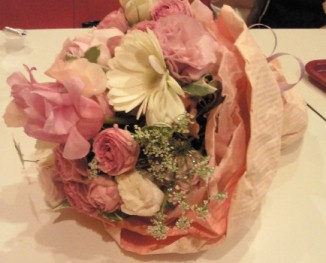 2011年度ゼミ生からの花束.jpg