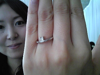 ダイヤが上についている婚約指輪.jpg