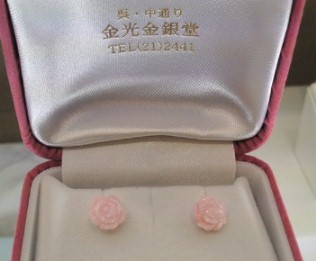 コンクシェルのバラのピアス.jpg