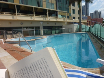 プールサイドで読書.jpg