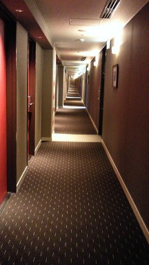 メルキュールホテル銀座東京の長い廊下.jpg