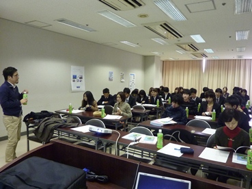 三浦先生と合同ゼミ参加学生の様子.jpg