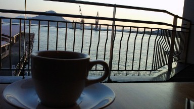 夕刻の広島港とペルーのコーヒー.jpg