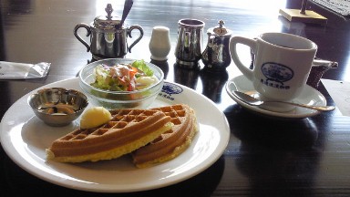 尾道浪漫珈琲でワッフルとコーヒー.jpg