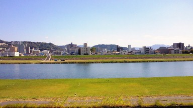 川辺の四季から見える川.jpg