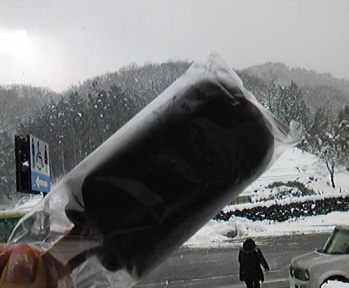 雪の中でアイス.jpg