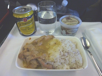 飛行機の中でアイス.jpg
